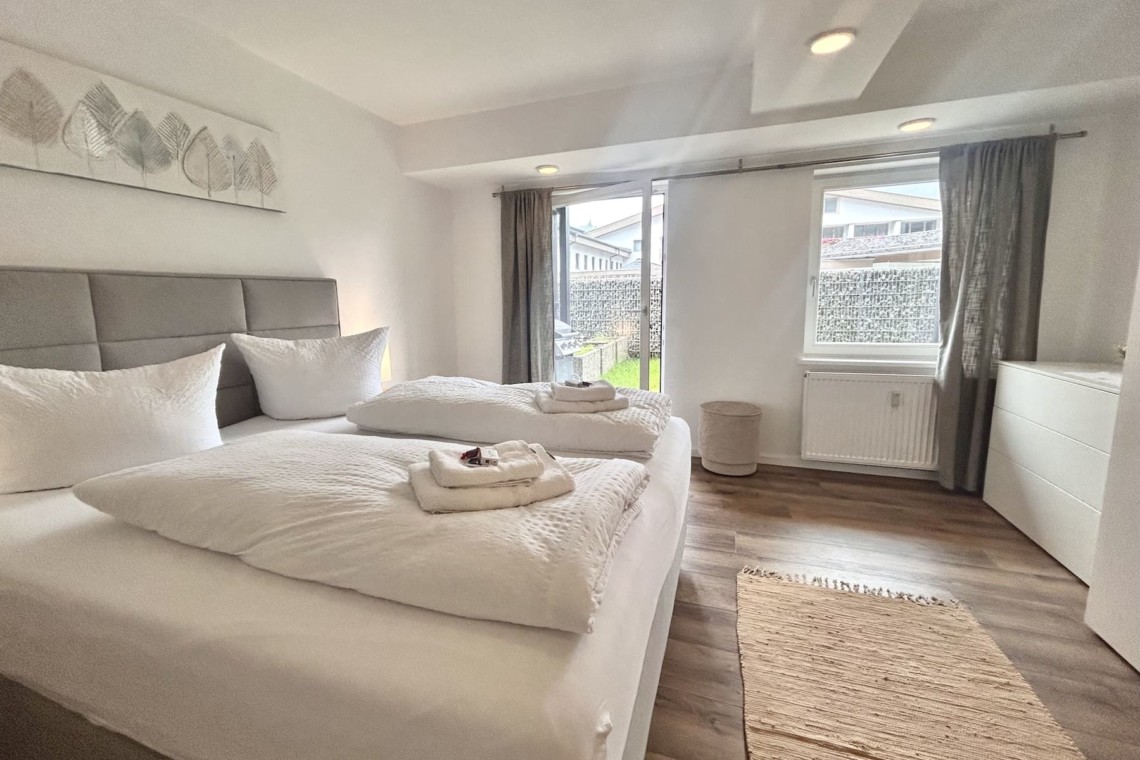 Gemütliche Ferienwohnung mit hellem Schlafzimmer, modernem Design und komfortabler Ausstattung in idyllischer Lage.