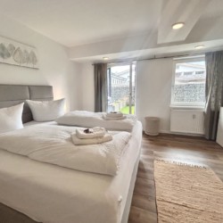Gemütliche Ferienwohnung mit hellem Schlafzimmer, modernem Design und komfortabler Ausstattung in idyllischer Lage.