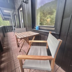 Gemütlicher Balkon mit Blick in die Natur für entspannte Stunden. Ideal für Ihre Auszeit.
