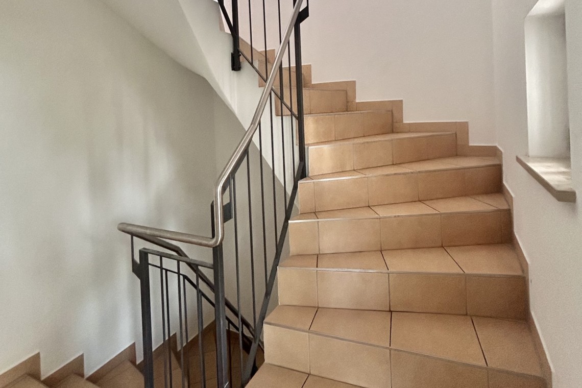 Helle, moderne Treppe im Ferienapartment "Krainsbergkogel" – ideal für Ihren Komforturlaub. Buchen auf stayfritz.com!