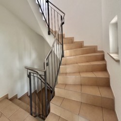 Helle, moderne Treppe im Ferienapartment "Krainsbergkogel" – ideal für Ihren Komforturlaub. Buchen auf stayfritz.com!