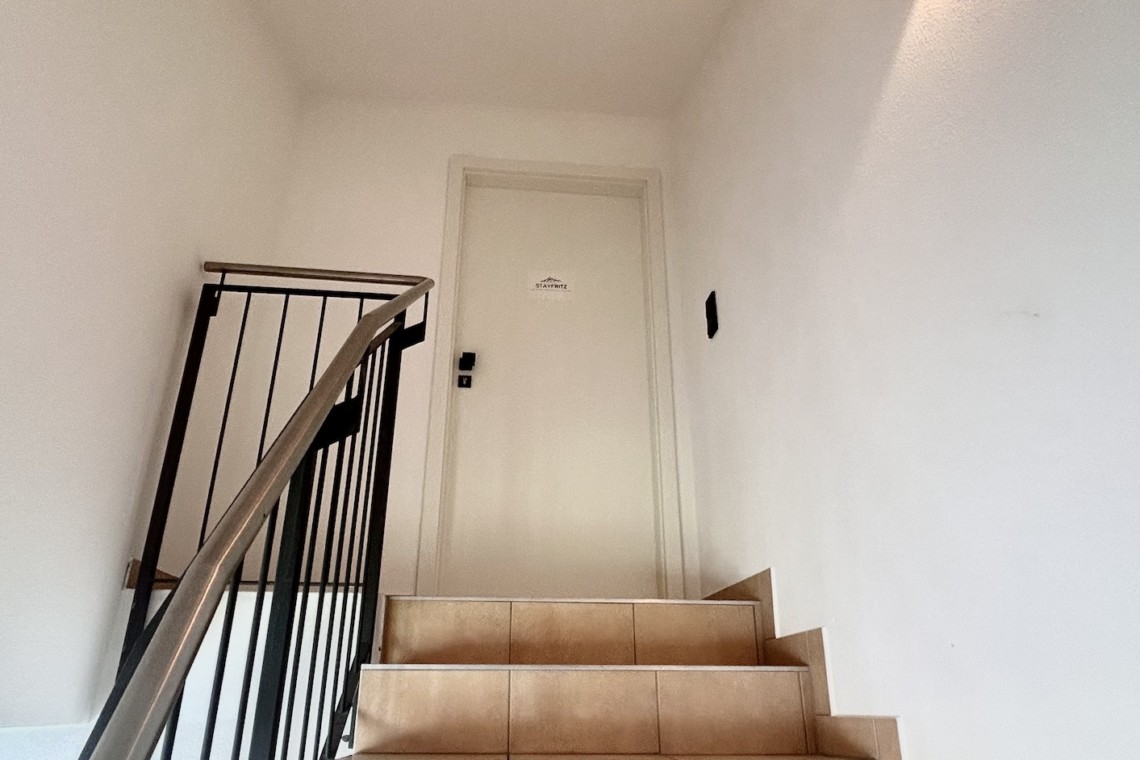 Hell, einladende Treppe in Ferienwohnung. Ideal für Suche nach stilvoller Unterkunft! #Ferienwohnung #stayFritz