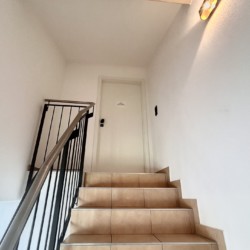 Hell, einladende Treppe in Ferienwohnung. Ideal für Suche nach stilvoller Unterkunft! #Ferienwohnung #stayFritz