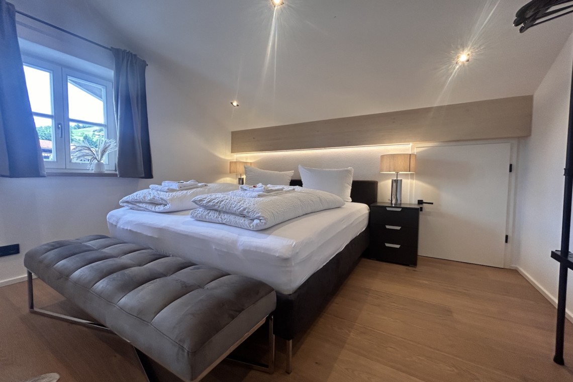 Gemütliches, helles Schlafzimmer mit großem Bett & moderner Einrichtung in Ferienwohnung "Krainsbergkogel".