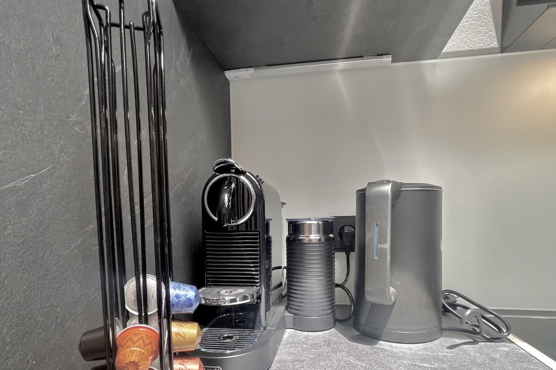 Gemütliche Ferienwohnung Küche mit Nespresso-Maschine, modernem Design und Küchenzubehör. Ideal für den Urlaub.