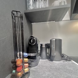 Gemütliche Ferienwohnung Küche mit Nespresso-Maschine, modernem Design und Küchenzubehör. Ideal für den Urlaub.