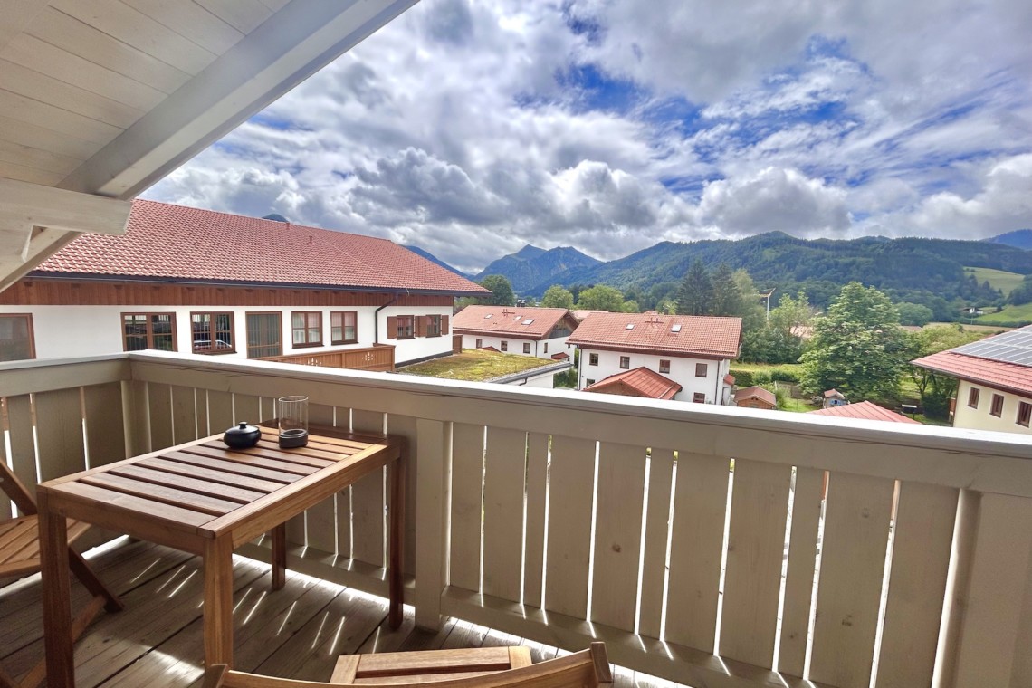 Gemütlicher Balkon mit Bergblick in einer Ferienwohnung – perfekt für Erholung und Naturgenuss.