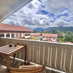 Gemütlicher Balkon mit Bergblick in einer Ferienwohnung – perfekt für Erholung und Naturgenuss.