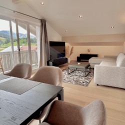 Gemütliche, moderne Ferienwohnung mit traumhaftem Bergblick, stilvollem Interieur und Balkon. Ideal für Erholungssuchende.