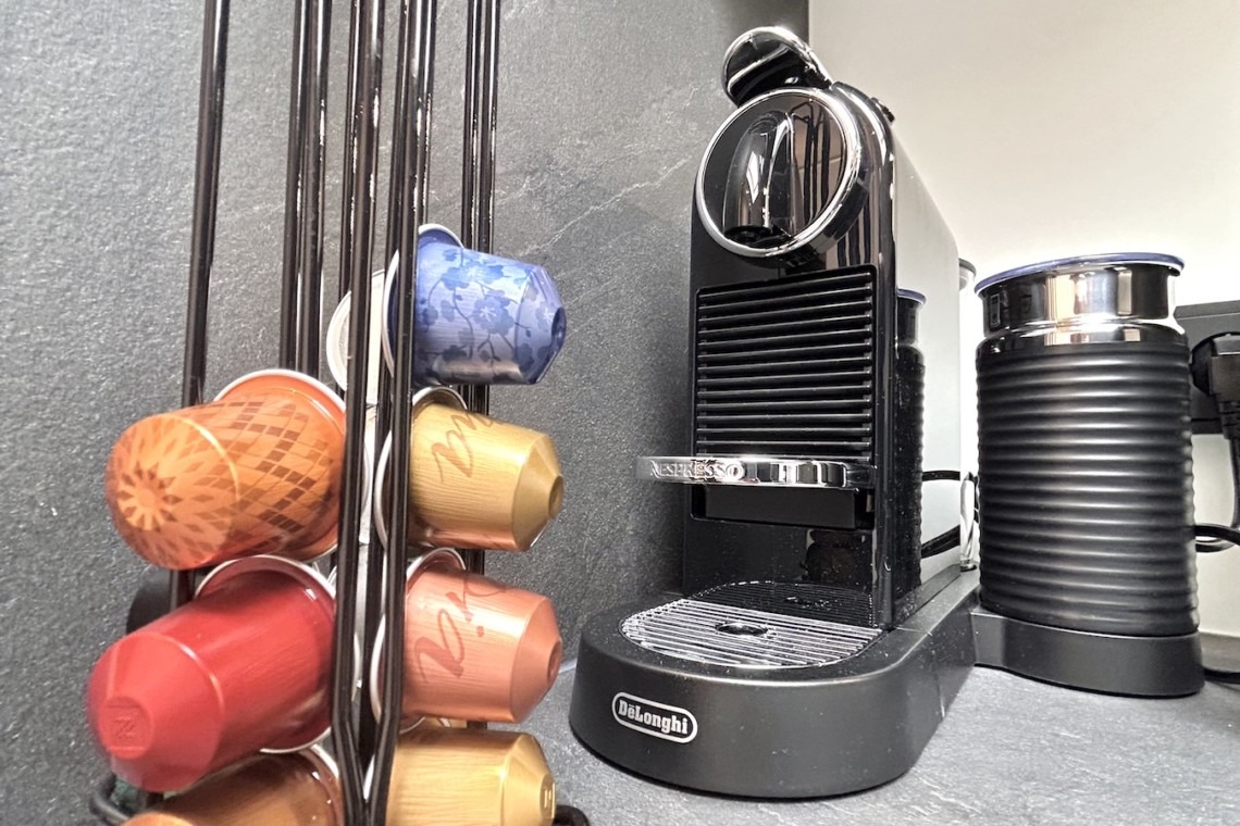 Gemütliche Ferienwohnung mit moderner Kaffeemaschine & Auswahl an Kapseln – perfekt für Ihren Morgenkaffee! #Ferienwohnung #Urlaub