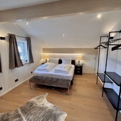 Gemütliches, helles Schlafzimmer in der Ferienwohnung "Krainsbergkogel", ideal für erholsamen Urlaub.