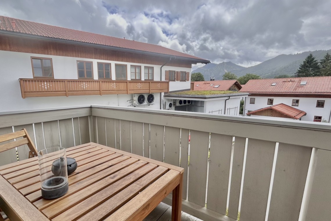 Balkon mit Holzmöbeln & Bergblick. Gemütliche Ferienwohnung "Aschbergblick", perfekt für Urlaub.