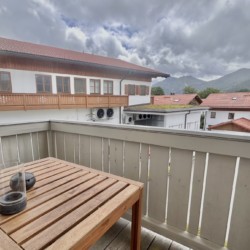 Balkon mit Holzmöbeln & Bergblick. Gemütliche Ferienwohnung "Aschbergblick", perfekt für Urlaub.