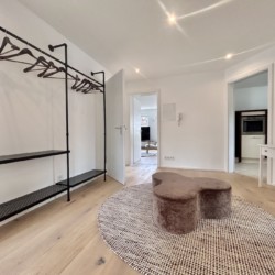 Helle, moderne Ferienwohnung, stilvolles Interieur mit gemütlichem Sitzbereich. Ideal für Entspannung und Erholung.