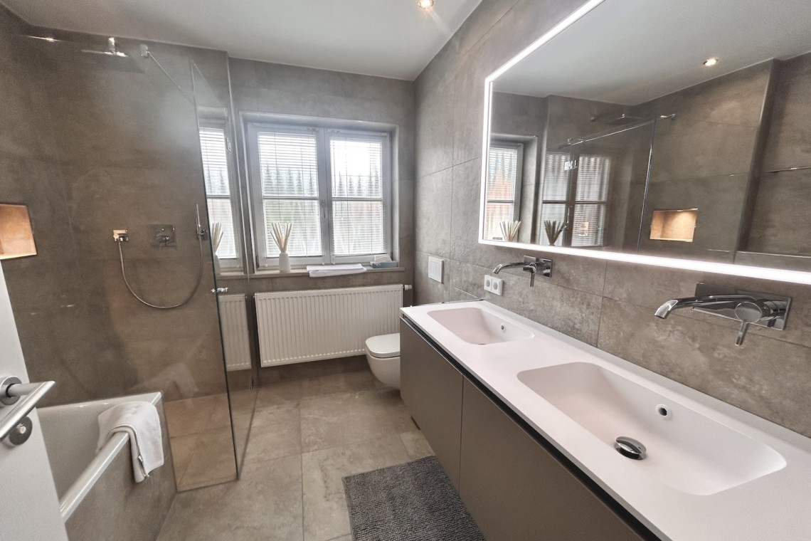 Modernes Bad in Ferienwohnung "Aschbergblick" mit Dusche, Wanne & stilvollem Design. Ideal für Ihre Erholung! Buchen auf stayfritz.com.