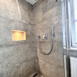 Moderne Ferienwohnung mit stilvoller Dusche. Ideal für einen entspannten Urlaub. Buchen Sie jetzt auf stayfritz.com!