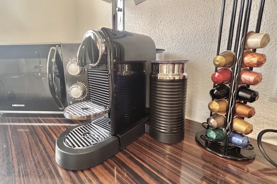 Gemütliche Ferienwohnung mit moderner Kaffeemaschine und Auswahl an Kapseln - perfekt für den Morgen!