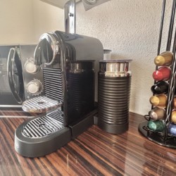 Gemütliche Ferienwohnung mit moderner Kaffeemaschine und Auswahl an Kapseln - perfekt für den Morgen!