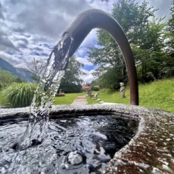 Idyllisches Brunnenwasser in grüner Natur – perfekte Ruheoase für Ihren Thiersee-Urlaub in der Königslinde. Buchen Sie jetzt auf stayfritz.com!