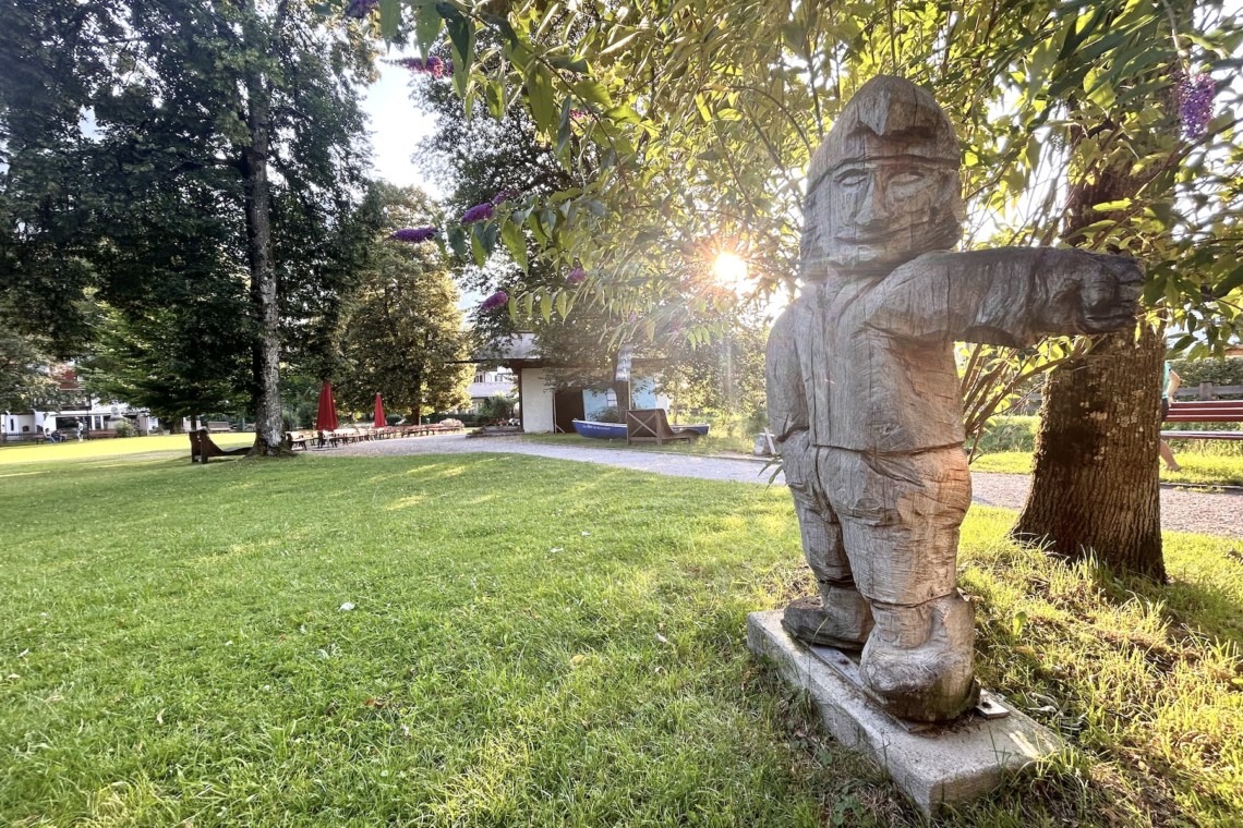 Idyllische Ferienwohnung "Die Königslinde" mit Gartenkunst und Sonnenuntergang.