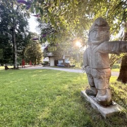 Gemütlicher Garten mit Holzskulptur, perfekt für Erholung in der Ferienwohnung "Mitterberg". Ideal für Urlaub im Grünen.