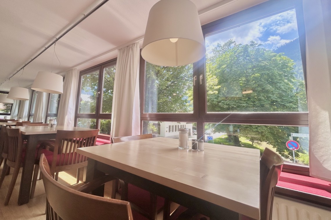 Gemütliches Esszimmer in "Die Königslinde Thiersee", viel Licht & Naturblick, ideal für Urlaubserholung. Buchen Sie jetzt auf stayfritz.com!