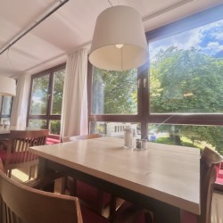 Gemütliches Esszimmer in "Die Königslinde Thiersee", viel Licht & Naturblick, ideal für Urlaubserholung. Buchen Sie jetzt auf stayfritz.com!