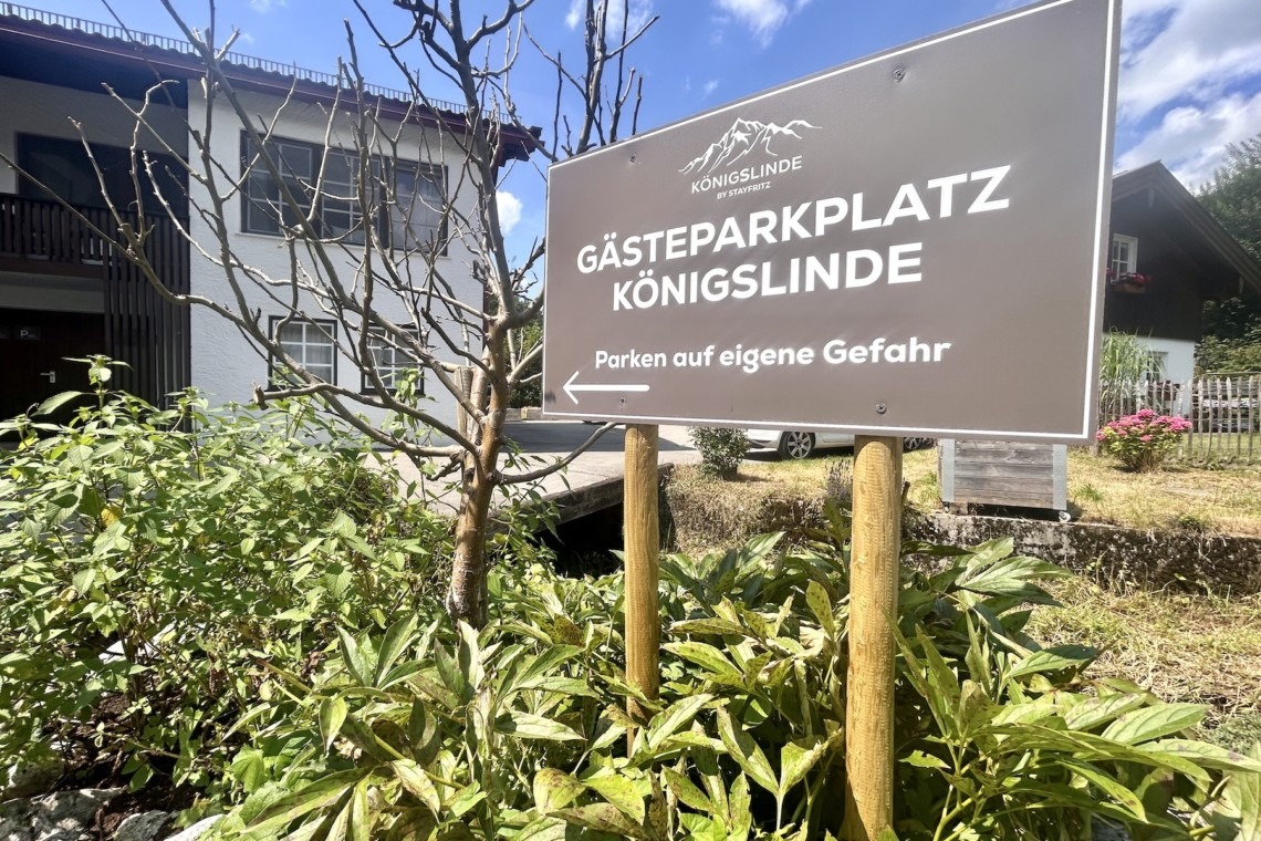 Gemütlicher Gästeparkplatz bei der Königslinde Thiersee, ideal für Ihren Urlaub.