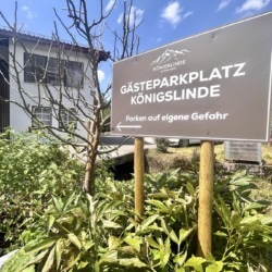 Gemütlicher Gästeparkplatz bei der Königslinde Thiersee, ideal für Ihren Urlaub.