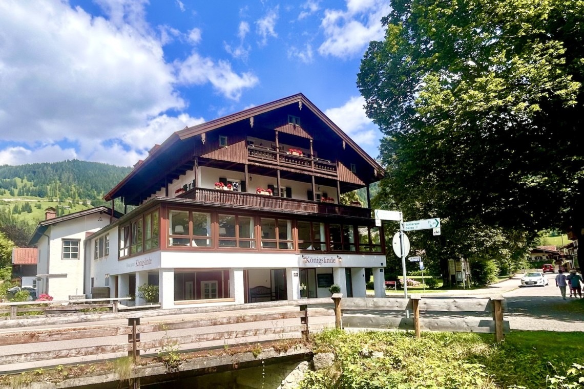 Gemütliche Ferienwohnung im alpinen Stil, umgeben von Natur mit Bergblick, ideal für Entspannung und Erholung.