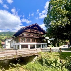 Gemütliche Ferienwohnung "Mitterberg" mit Balkon, umgeben von grüner Natur und Bergen. Ideal für Erholung. #stayFritz