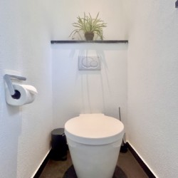 Modernes, sauberes WC in einer stilvollen Ferienwohnung – ideal für Ihren Komfort.