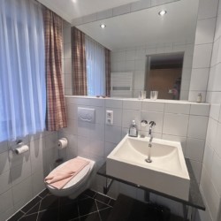 Moderne & saubere Ferienwohnung Bad mit Dusche. Ideal für den Urlaub in . Buchen Sie jetzt auf stayfritz.com!