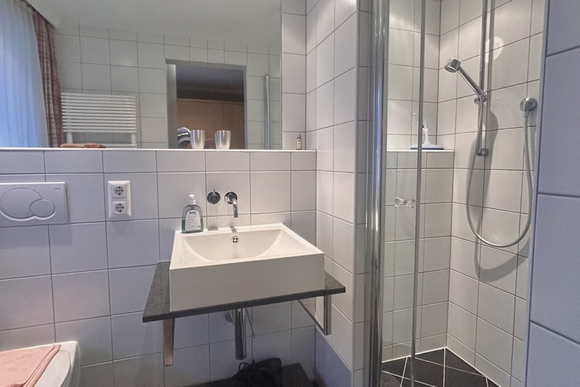 Moderne Ferienwohnung Bad mit Dusche für Ihren Komfort. Ideal für den Urlaub! Buchen Sie jetzt bei stayFritz.