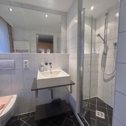 Moderne Ferienwohnung Bad mit Dusche für Ihren Komfort. Ideal für den Urlaub! Buchen Sie jetzt bei stayFritz.