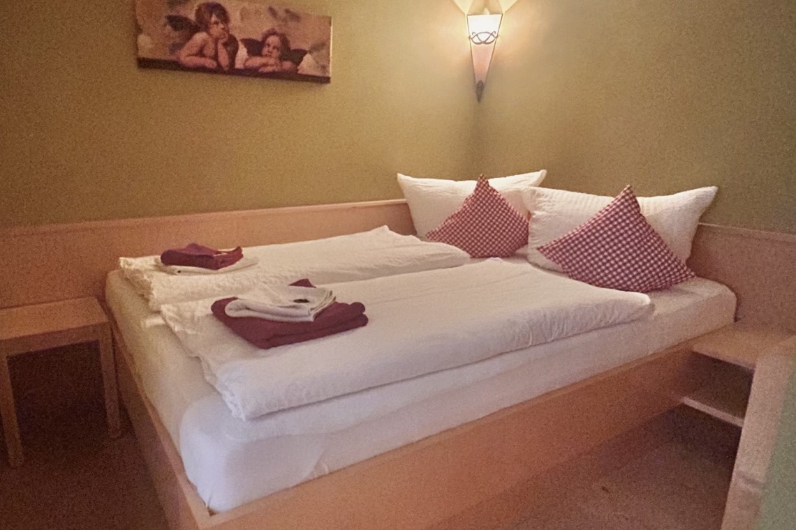 Gemütliches Schlafzimmer in Haus Wallis - Feenwald, ideal für die Suche nach erholsamer Ferienunterkunft.