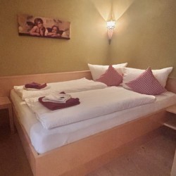 Gemütliches Schlafzimmer in Haus Wallis - Feenwald, ideal für die Suche nach erholsamer Ferienunterkunft.