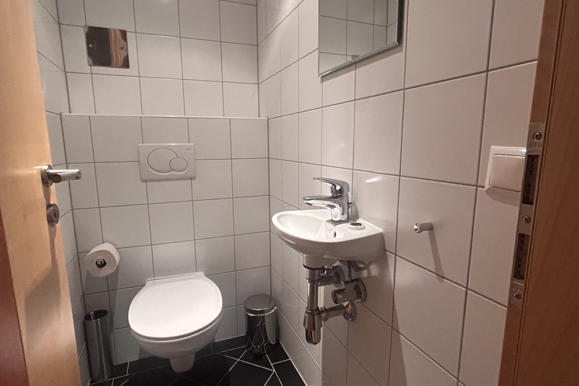 Gemütliches, sauberes Badezimmer mit modernen Fliesen. Ideal für Ferienwohnungssuchende auf stayfritz.com.