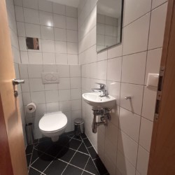 Gemütliches, sauberes Badezimmer mit modernen Fliesen. Ideal für Ferienwohnungssuchende auf stayfritz.com.