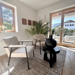 Helles Apartment, modernes Design, Terrasse mit Blick, ideal für Urlaub & Entspannung.