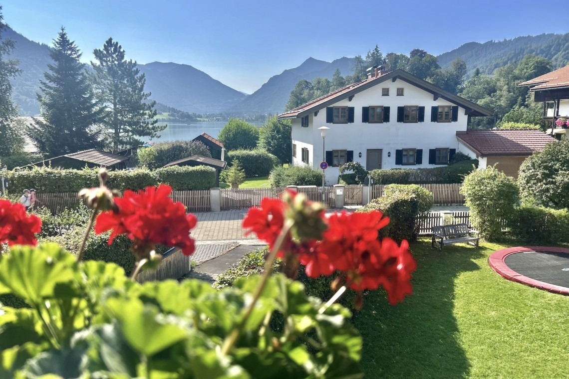 Gemütliches Ferienhaus mit Seeblick, umgeben von Bergen und Natur, ideal für Entspannung und Erlebnis.