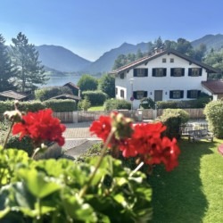 Gemütliches Ferienhaus mit Seeblick, umgeben von Bergen und Natur, ideal für Entspannung und Erlebnis.