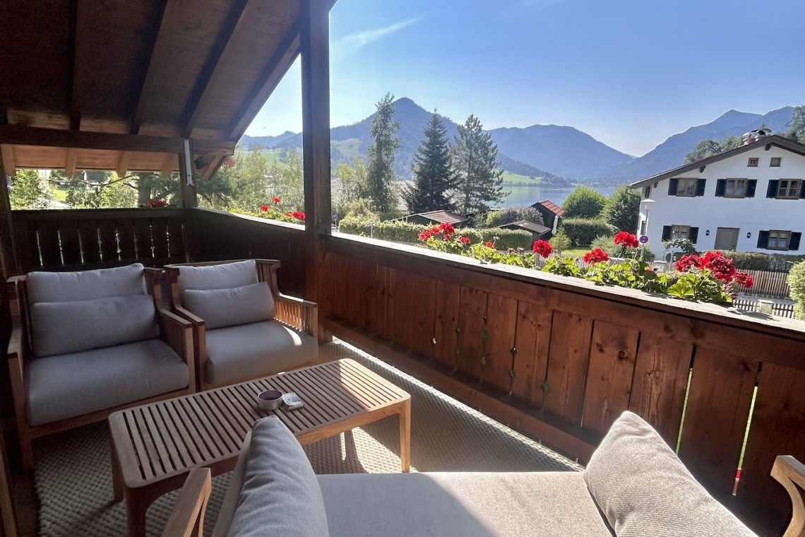 Gemütliches Ferienhaus-Balkon mit Bergblick. Ideal für eine entspannende Auszeit.