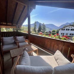 Gemütliches Ferienhaus-Balkon mit Bergblick. Ideal für eine entspannende Auszeit.