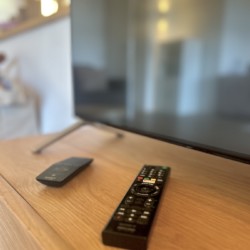 Gemütliches Interieur: TV & Entspannung im Ferienhaus Seeblick. Ideal für Ihre Auszeit! #Ferienunterkunft