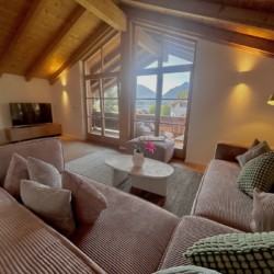 Gemütliches Ferienhaus mit Seeblick, Holzbalken, moderne Einrichtung und Terrasse für perfekten Urlaub. Buchen auf stayfritz.com.