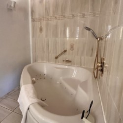 Gemütliches Badezimmer mit Whirlpool-Badewanne in Ferienhaus Seeblick. Ideal für Entspannung. Buchen Sie jetzt auf stayfritz.com!