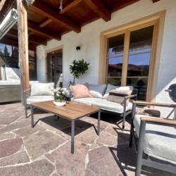 Terrasse im Ferienhaus Seeblick mit bequemen Sitzmöbeln und Whirlpool, ideal für Erholung im Freien.